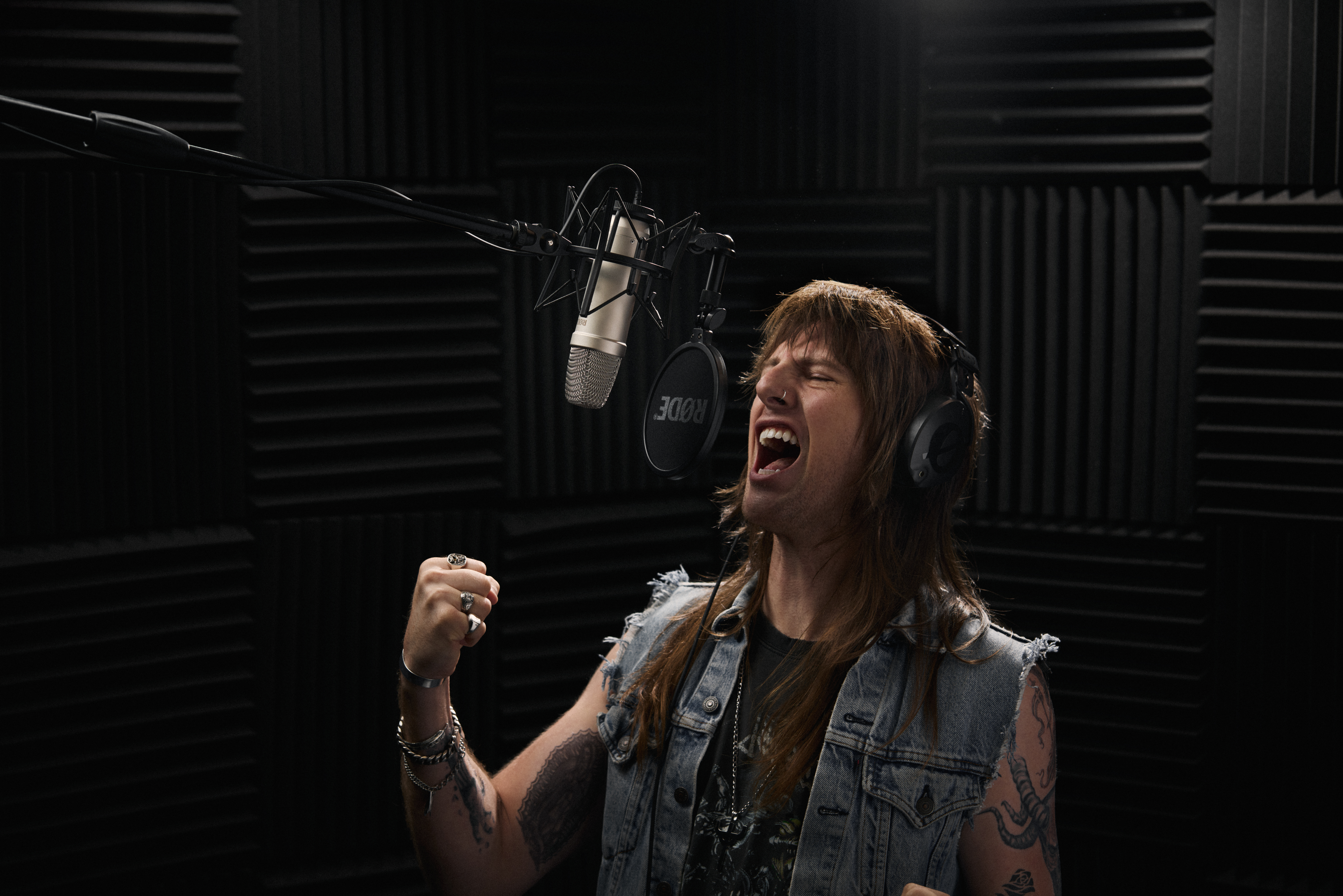rode-nt1-5g-insitu-rock-singer-studio-3-quarter-front-2-2023-8192x5464rgb.jpg