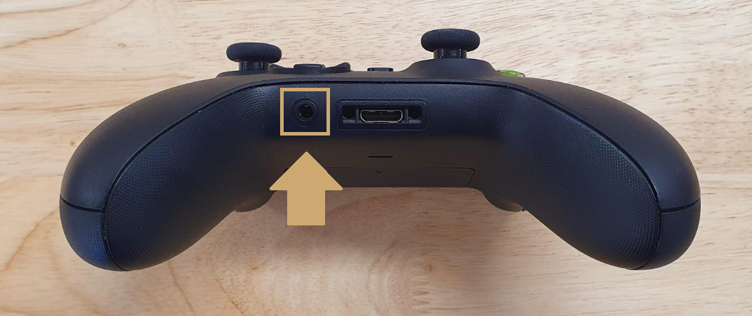 Can you plug headphones online into xbox one controller